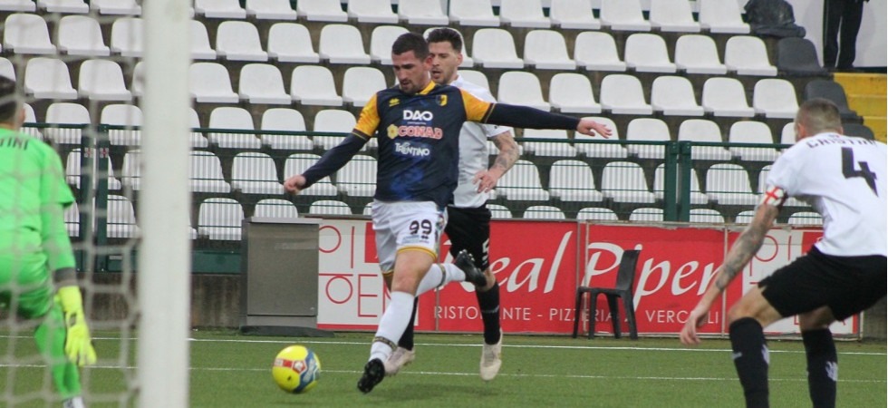 Foto di Carmelo Ossanna Calcio serie C. Il Trento espugna Vercelli: seconda vittoria consecutiva per i gialloblù